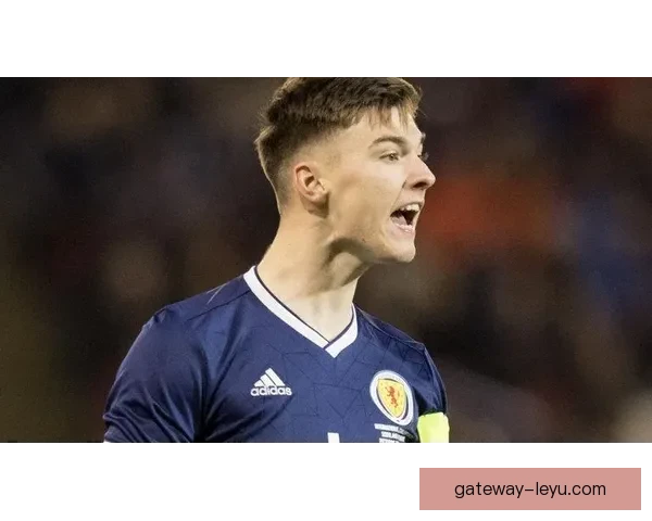 伯恩茅斯总监断言赫伊森是唯一有望问鼎金球奖的后卫_jg1lfmn0